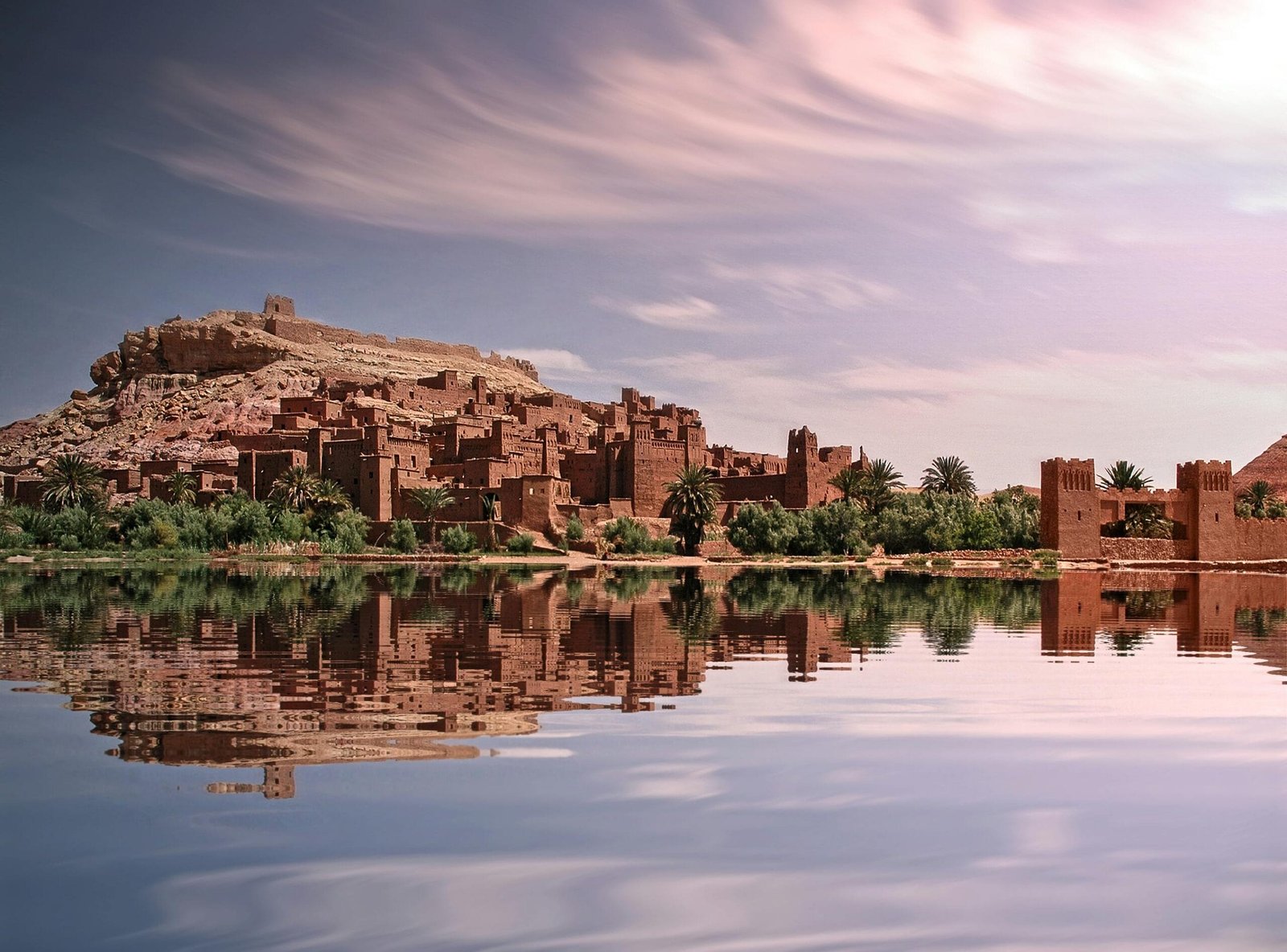 Kasbah marocaine d’Oulad Haddou reflétée dans l’eau, symbole du patrimoine du Maroc