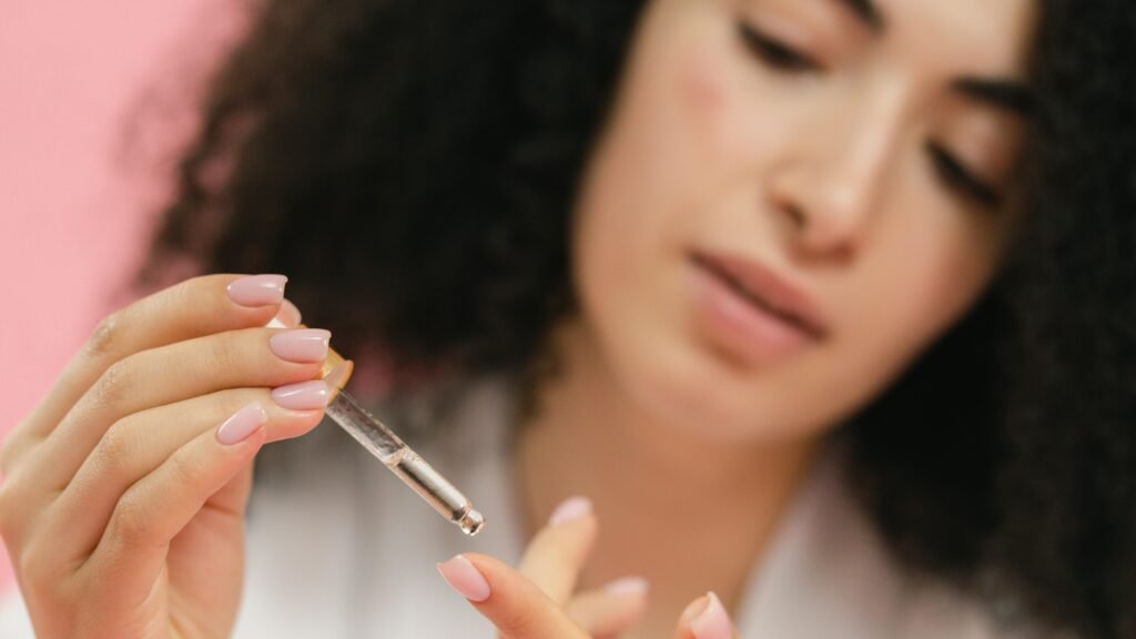 Huile d’argan cosmétique et alimentaire : bienfaits naturels pour la peau et la santé 5 Huile d’argan cosmétique appliquée sur la peau du visage