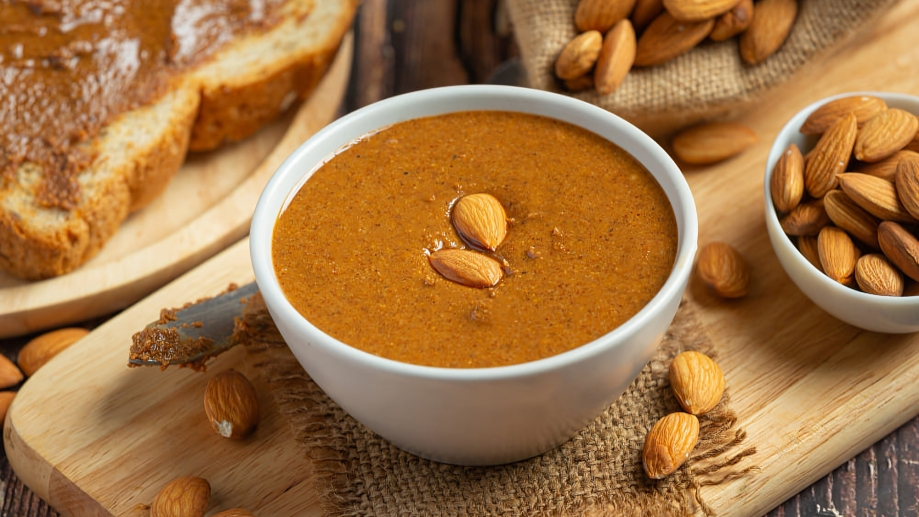 Approfondir l’âme de l’amlou : quand un aliment devient un repère 3 Amlou marocain servi avec des amandes et du pain