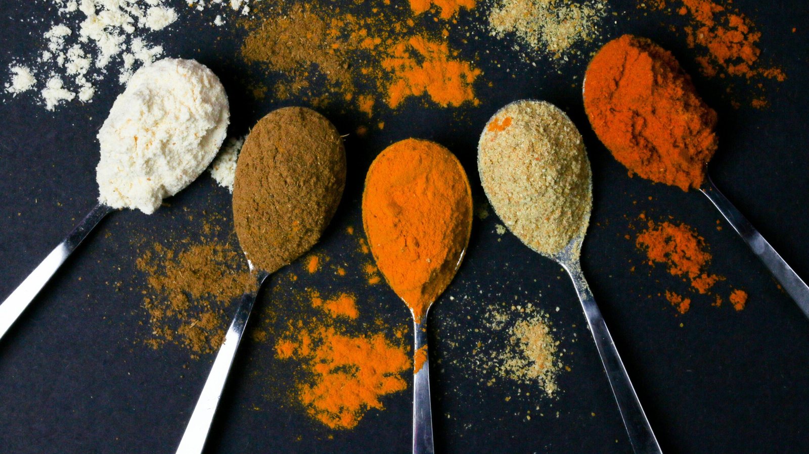 Épices du Maroc : secrets, bienfaits et rituels d’une gastronomie authentique 1 Assortiment d’épices marocaines aux couleurs et saveurs authentiques