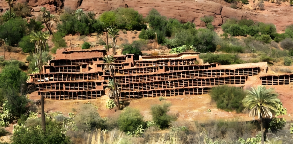 Les miels du Maroc : un savoir-faire ancestral aux multiples bienfaits 2 Banque traditionnelle de ruches au Maroc dans un paysage montagneux