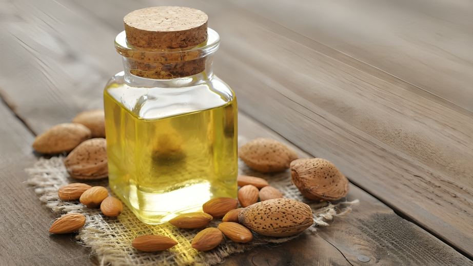 Huile d’amande douce : bienfaits, usages et rituels beauté naturels 1 Huile d’amande douce naturelle avec amandes entières
