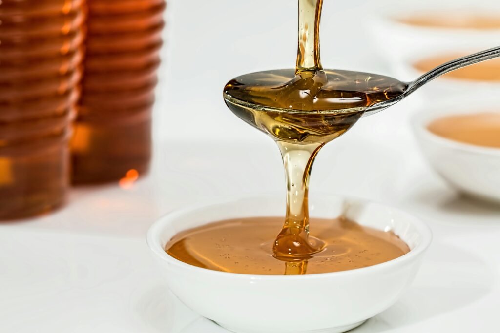Comment savoir si un miel est pur ? Miel naturel coulant dans une cuillère