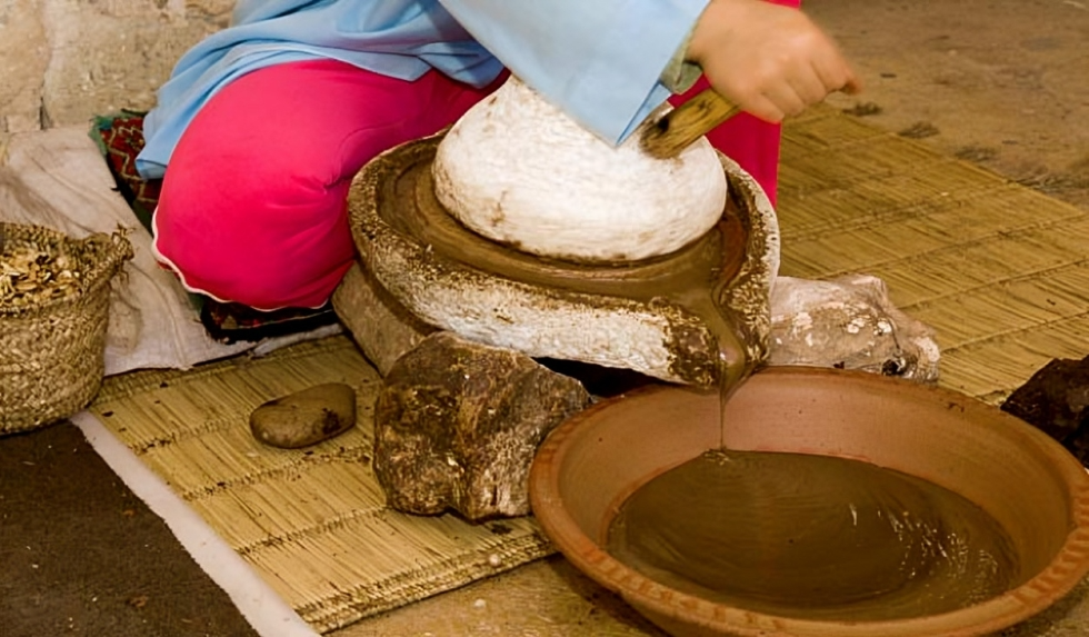 Production traditionnelle de l’huile d’argan avec un rha au Maroc