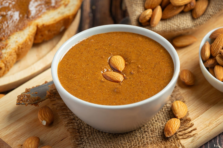 Amlou artisanal marocain servi avec des amandes et du pain