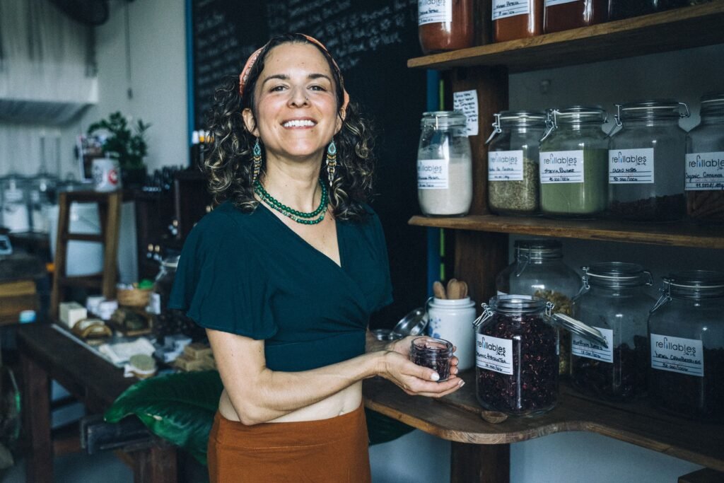 Comment choisir un fournisseur de produits du terroir marocain pour votre épicerie fine ? 1 Produits du terroir marocain dans une épicerie fine recherchant un fournisseur fiable de produits artisanaux et naturels