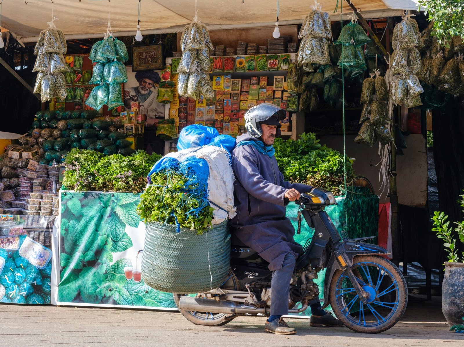 Tisane de Marrakech et plantes aromatiques vendues sur un marché traditionnel marocain