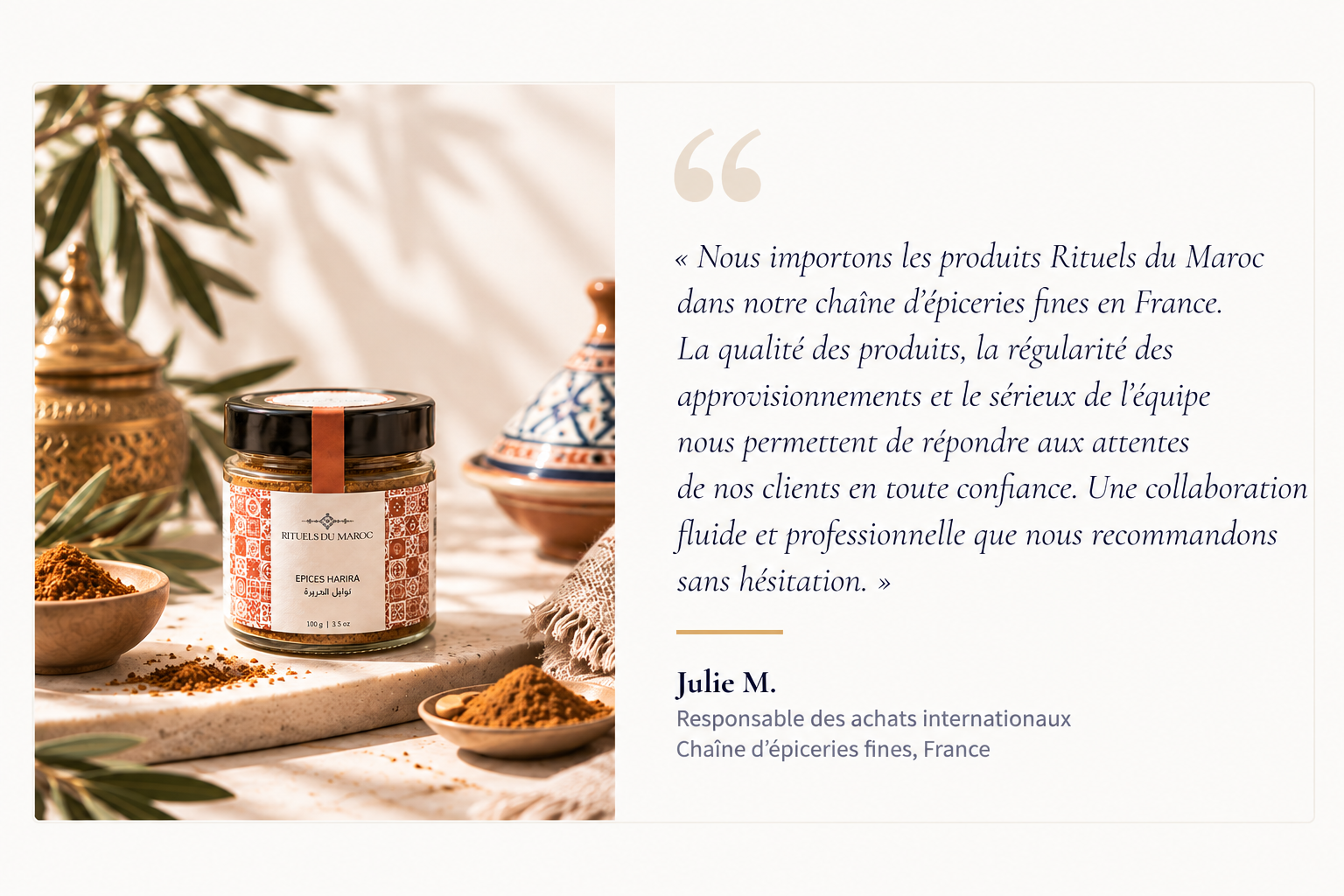 Témoignage de Julie M., responsable des achats internationaux pour une chaîne d'épiceries fines en France, à côté d'un pot d'Épices Harira de la marque Rituels du Maroc posé dans un décor oriental.