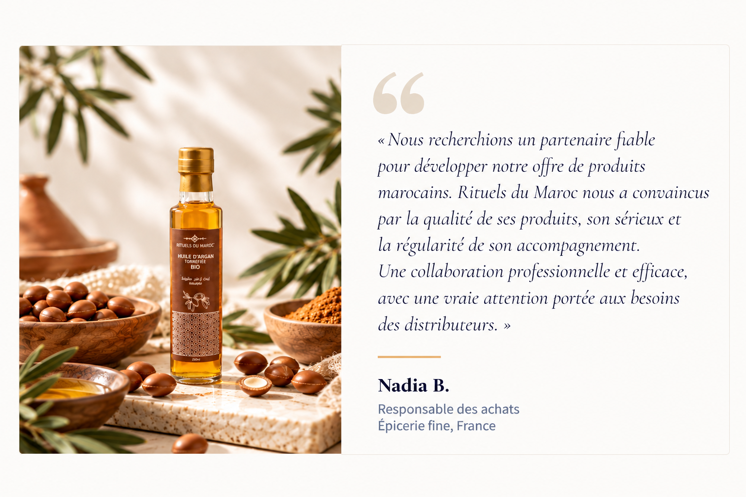 Témoignage de Nadia B., responsable des achats d'une épicerie fine en France, à côté d'une bouteille d'Huile d'Argan Torréfiée Bio de la marque Rituels du Maroc dans un décor ensoleillé.