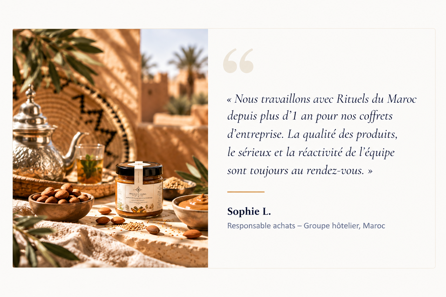 Témoignage de Sophie L., responsable achats d'un groupe hôtelier, saluant la qualité des coffrets d'entreprise Rituels du Maroc, à côté d'un coffret cadeau et d'un pot d'Amlou Beldi.